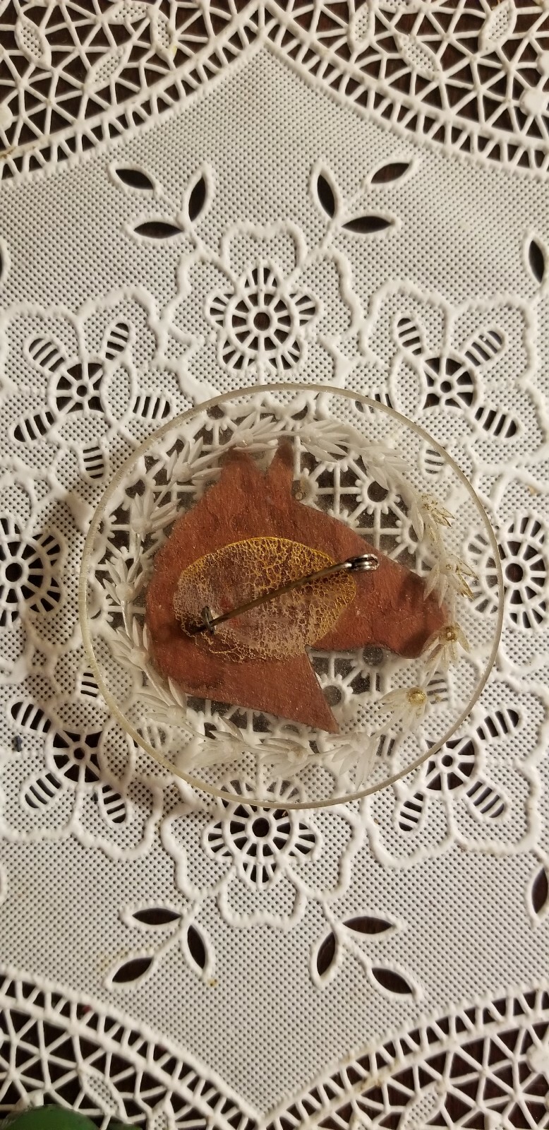 VINTAGE REVERSE CARVED LUCITE AND WOOD HORSE HEAD PIN BROOCH 2 3/8″