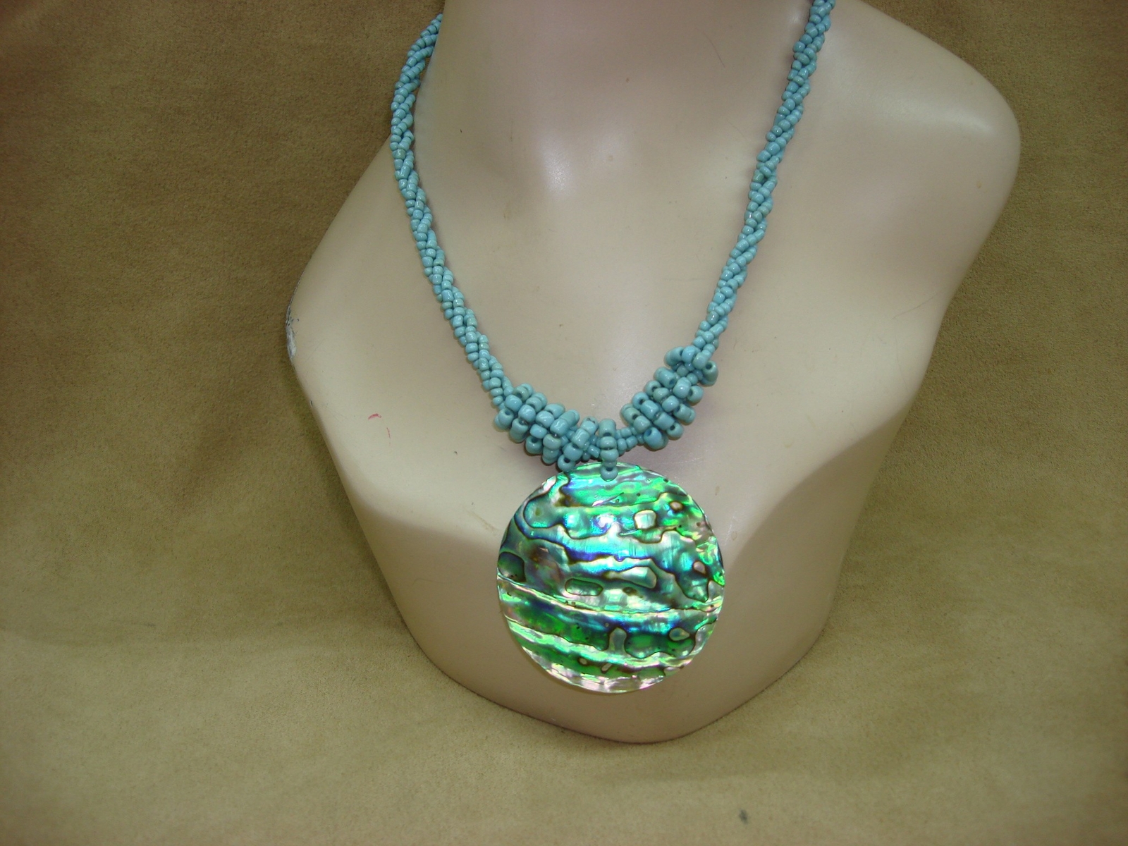 LOVELY LEE SANDS PAUA & ABALONE PENDANT NECKLACE!
