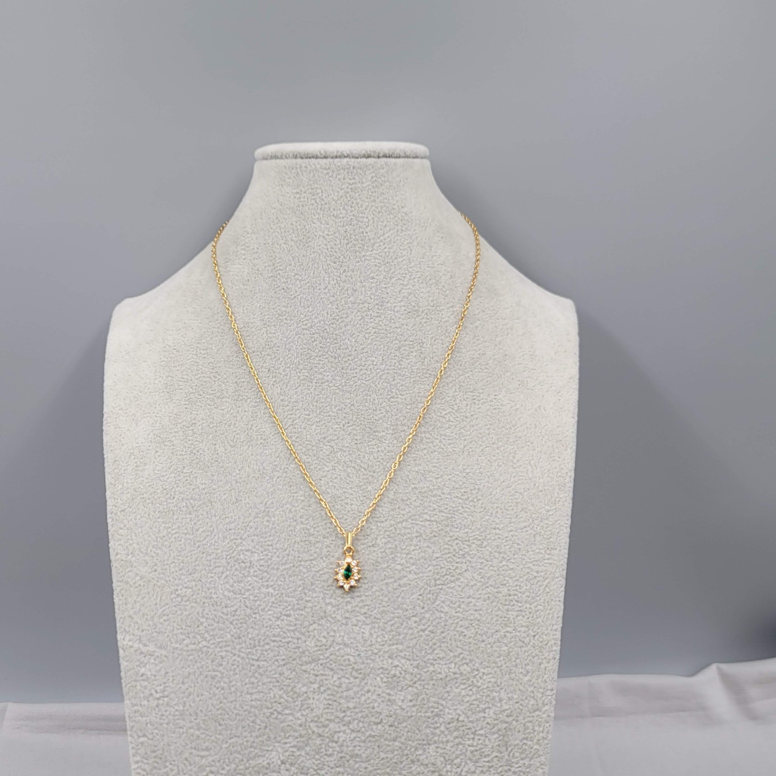 Vintage Green Stone Pendant Necklace Gold tone May Birthstone 18″