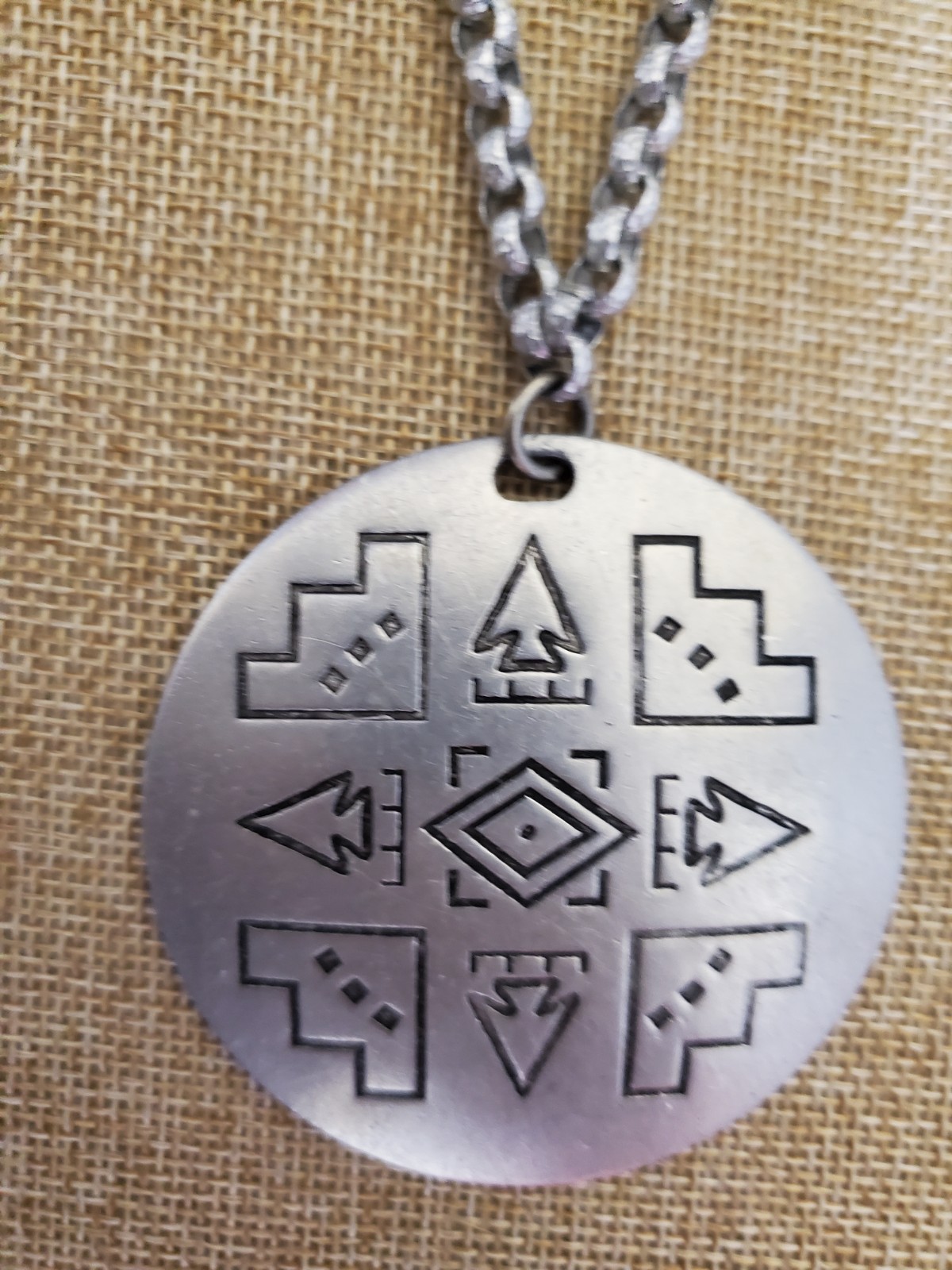 VINTAGE SOUTHWESTERN DESIGN ROUND 2 1/2″ PENDANT W/19″ CHAIN, ALUMINUM