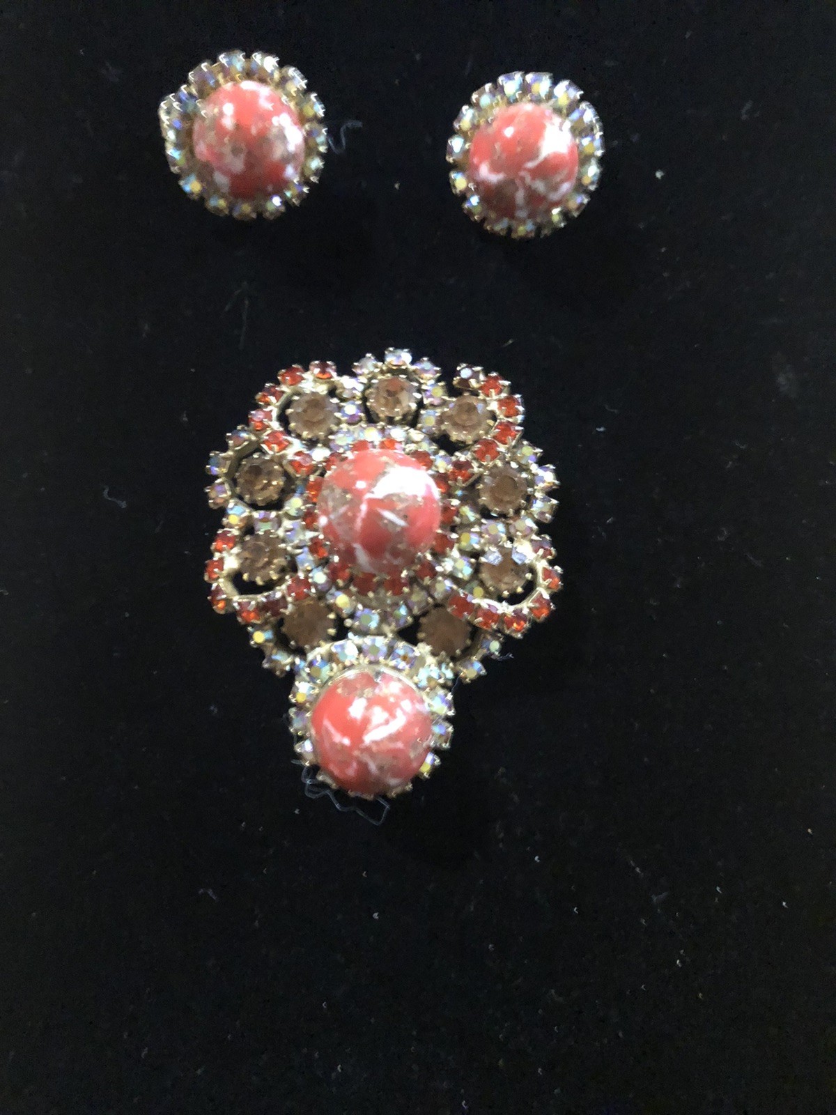 VTG. GOLD TONE RED CABOCHON & AB RHINESTONE BROOCH & CLIP ON EARRINGS SET