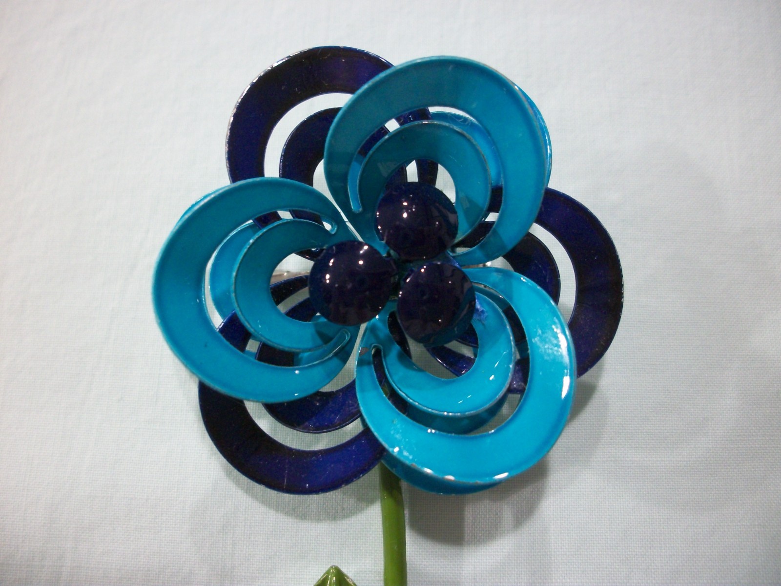 ViNTaGE MeTaL ENaMeL **TWO-TONE BLUE**LaYeReD/CuRLy OPeN FRaME FLoWeR PiN (READ)