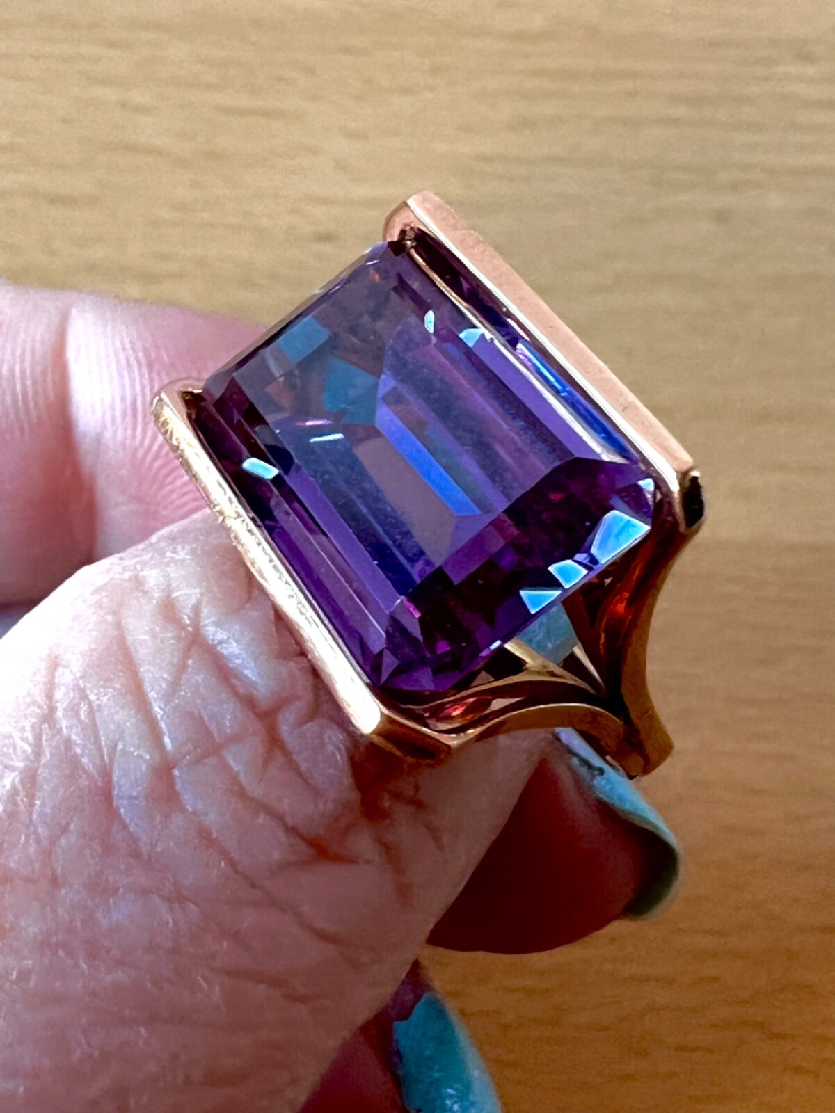 VINTAGE 14K GOLD HUGE EAST WEST TENSION SET PURPLE COLOR CHANGE SAPPHIRE RING