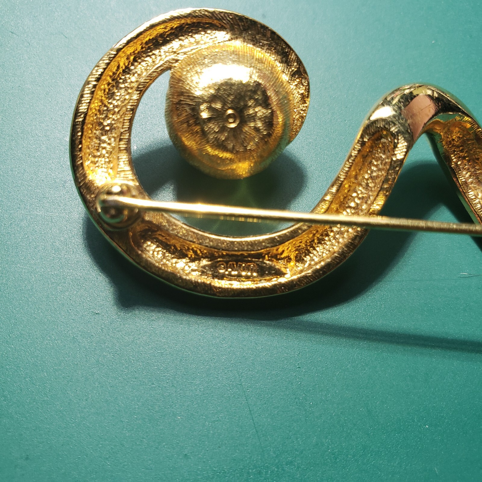Vintage AVON Gold Tone Abstract Ribbon Swirl w/Pearl Brooch, Pin – Signed