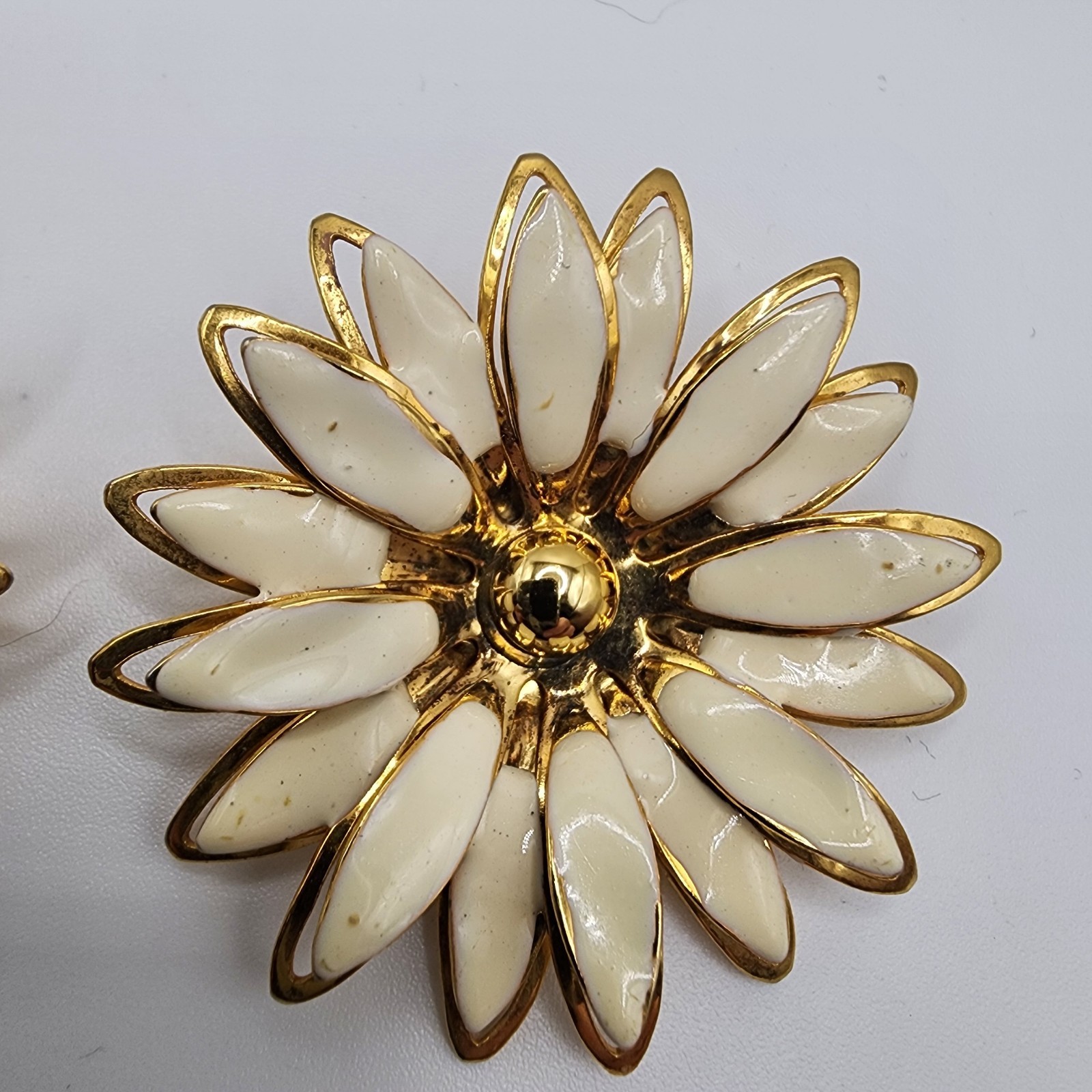 Vintage Daisy Flower Earrings Metal Gold Tone Cream Enamel Retro Stud Cute