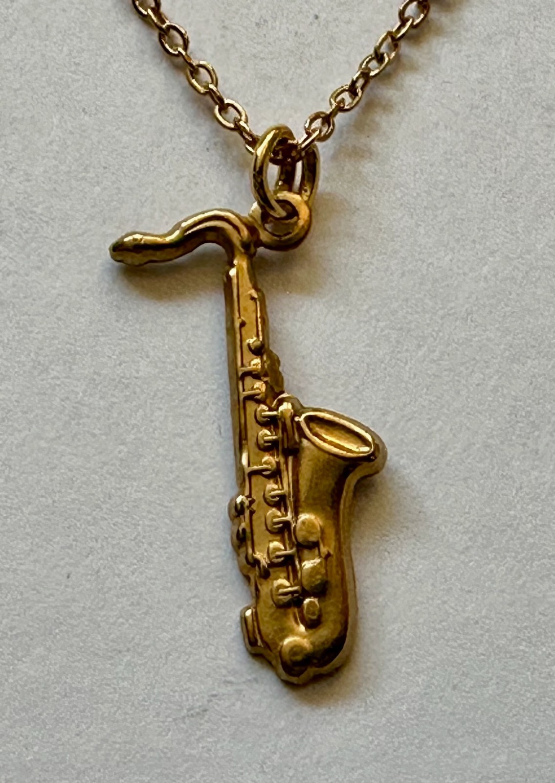 VINTAGE SAXOPHONE GOLD TONE CHARM PENDANT 3/4 OF 1″ NECKLACE 18″ GP