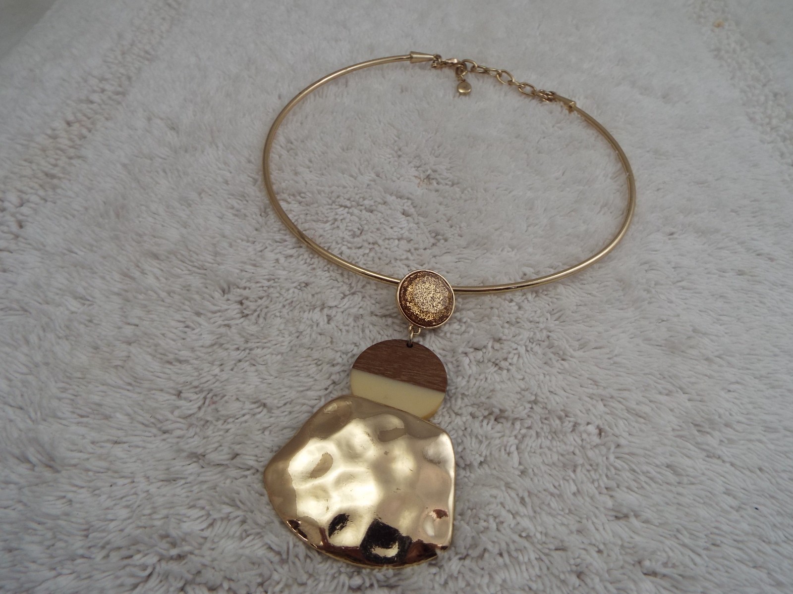 “C 1946 “Goldtone Hammered Pendant Collar Necklace (J48)