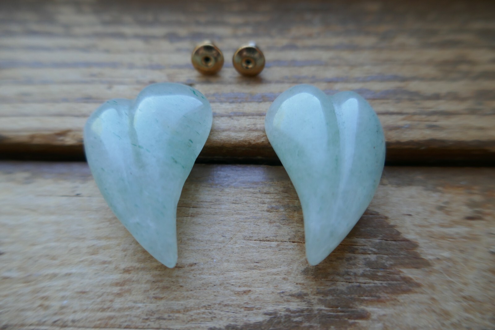 VTG 1980s Green Aventurine 30mm Curved Heart Shaped Pierced Earrings 1 + 1/8″ L