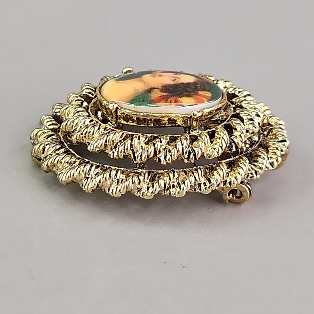 Vintage Cameo Brooch Pendant Lady Portrait Oval Gold Tone Textured Domed 1.5″
