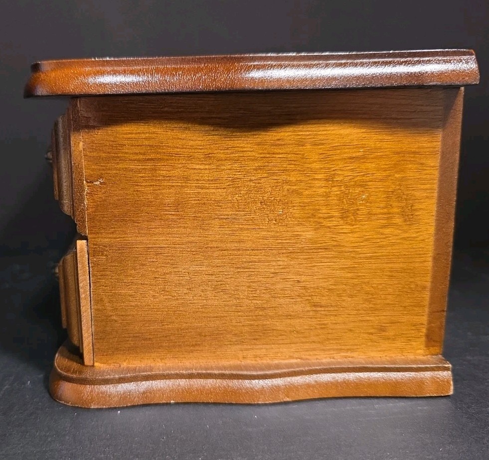 AVON 1978 Decorator’s Jewelry Chest (New In Box)