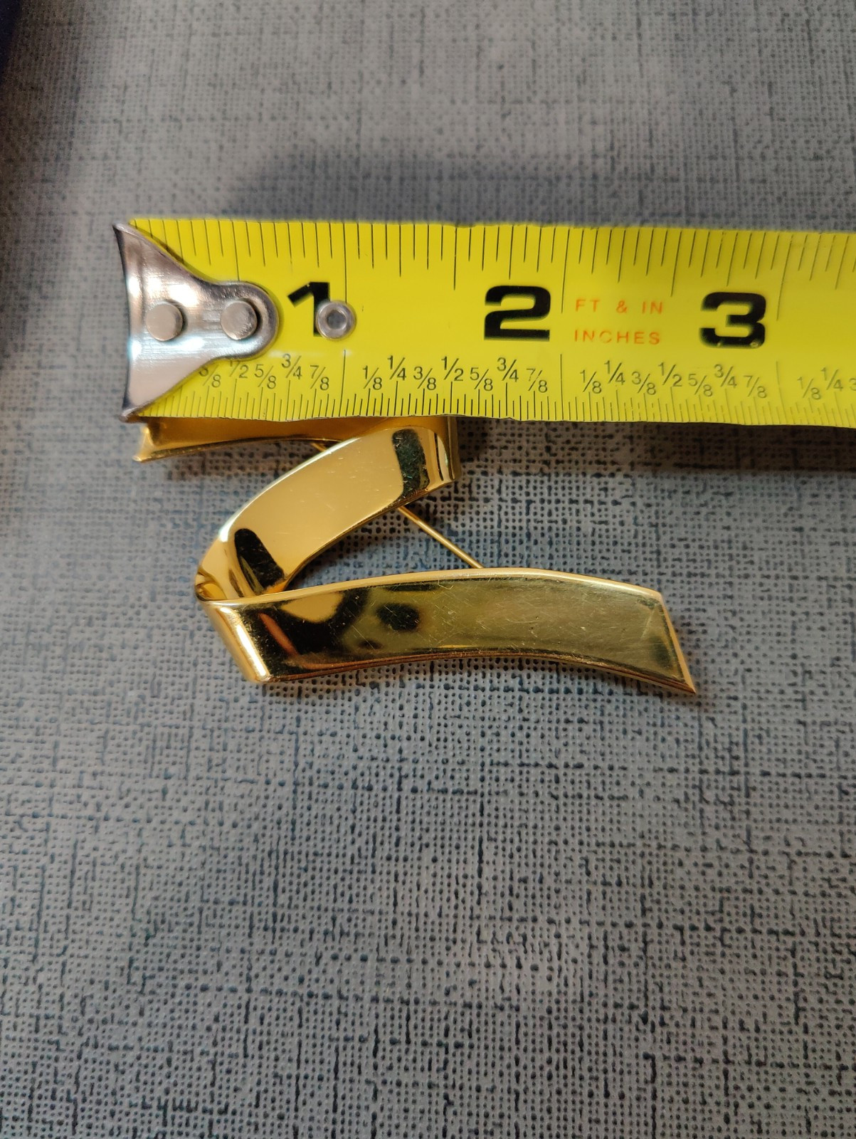 VINTAGE MONET SWIRL RIBBON BROOCH GOLD TONE