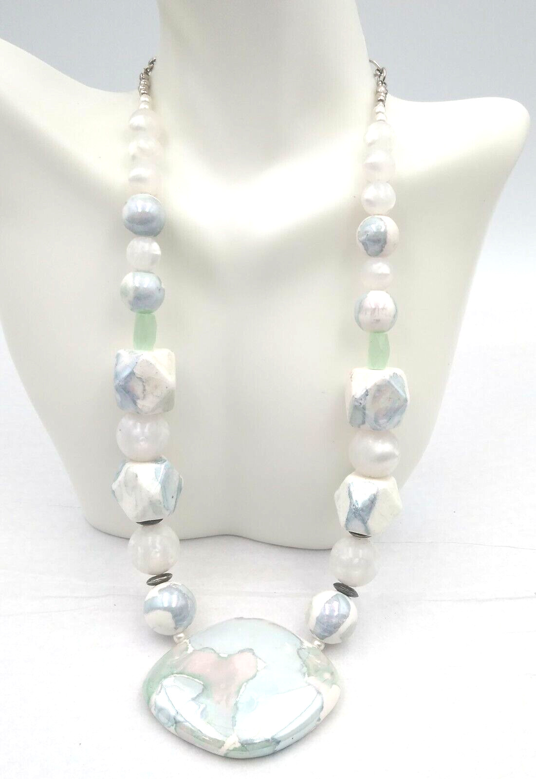 Vintage~~MD 18″ Chunky Necklace Gray White Pink Mottled Round & Shaped Beads