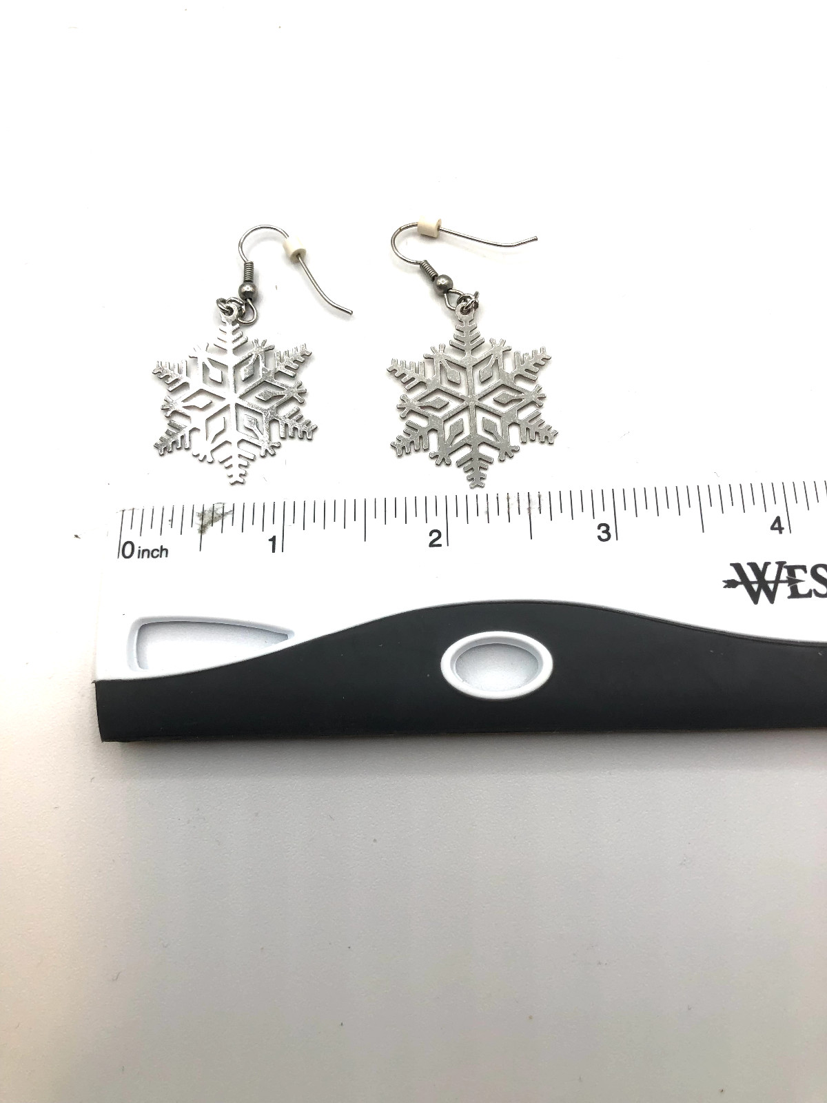 Vintage Pair of Snowflake Silvertone Earrings Winter Very Light weight