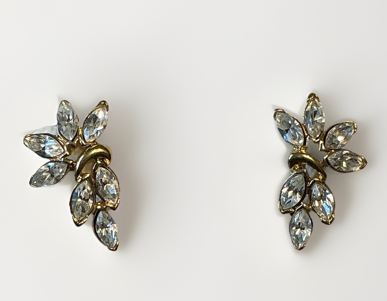 Beautiful Gold tone Earrings – 1” Long