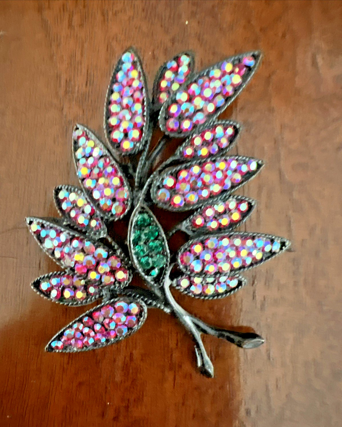 VINTAGE SIGNED WEISS RED PINK AURORA BOREALIS RHINESTONE LEAF BROOCH / JAPANNED