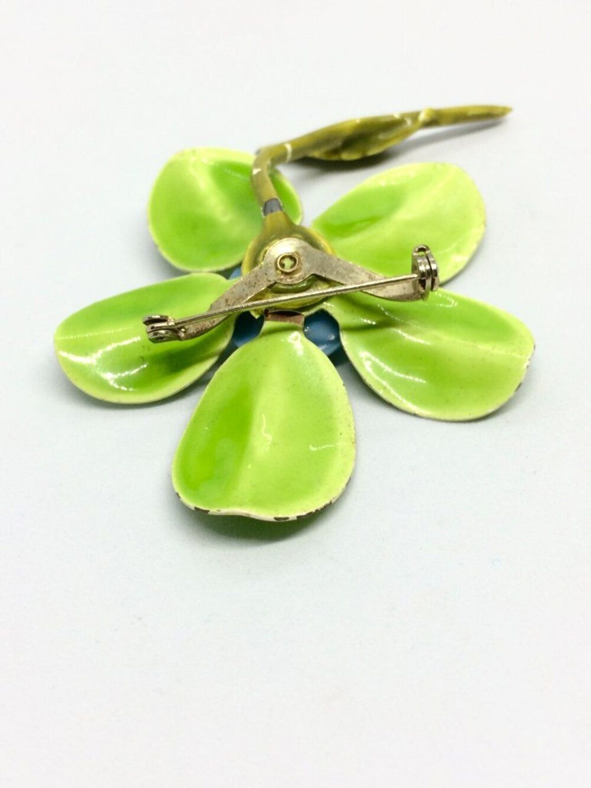 VINTAGE ENAMEL BROOCH Flower Lime Green Blue Molded Plastic Mod Pop Art 60s