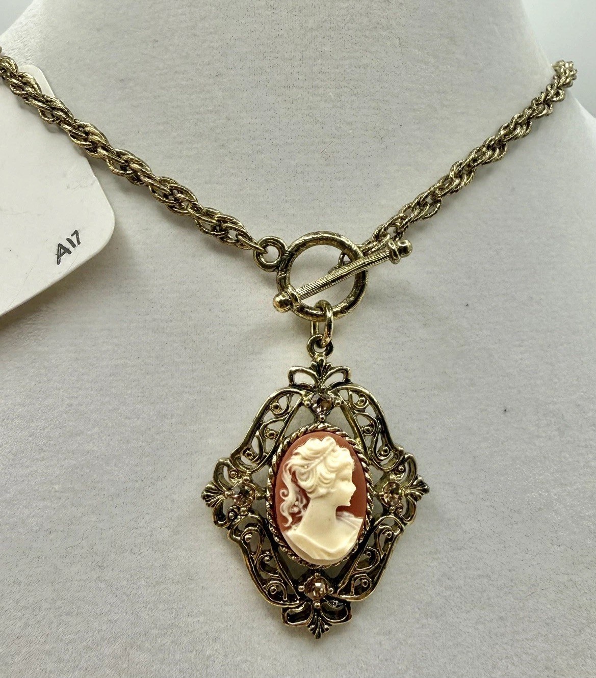 Vintage Style Cameo Pendant Necklace Gold Tone Filigree Toggle
