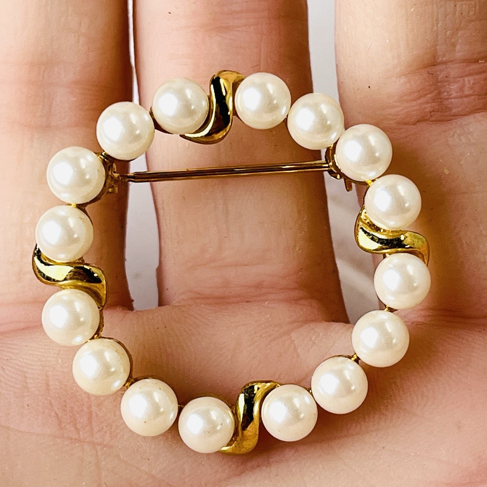 Vtg Open Circle Faux Pearl Round Brooch Pin – Gold Tone Accents – 1.25” – 1990s