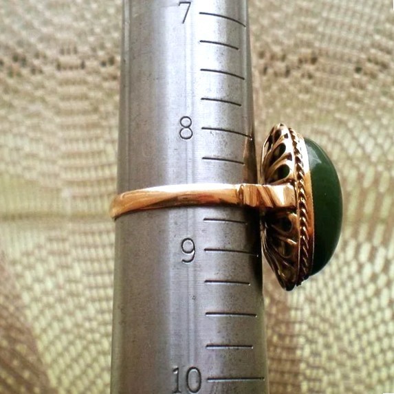 Vintage Solid 18K Rose Pink Gold Bezel Set Green Nephrite Jade Cocktail Ring