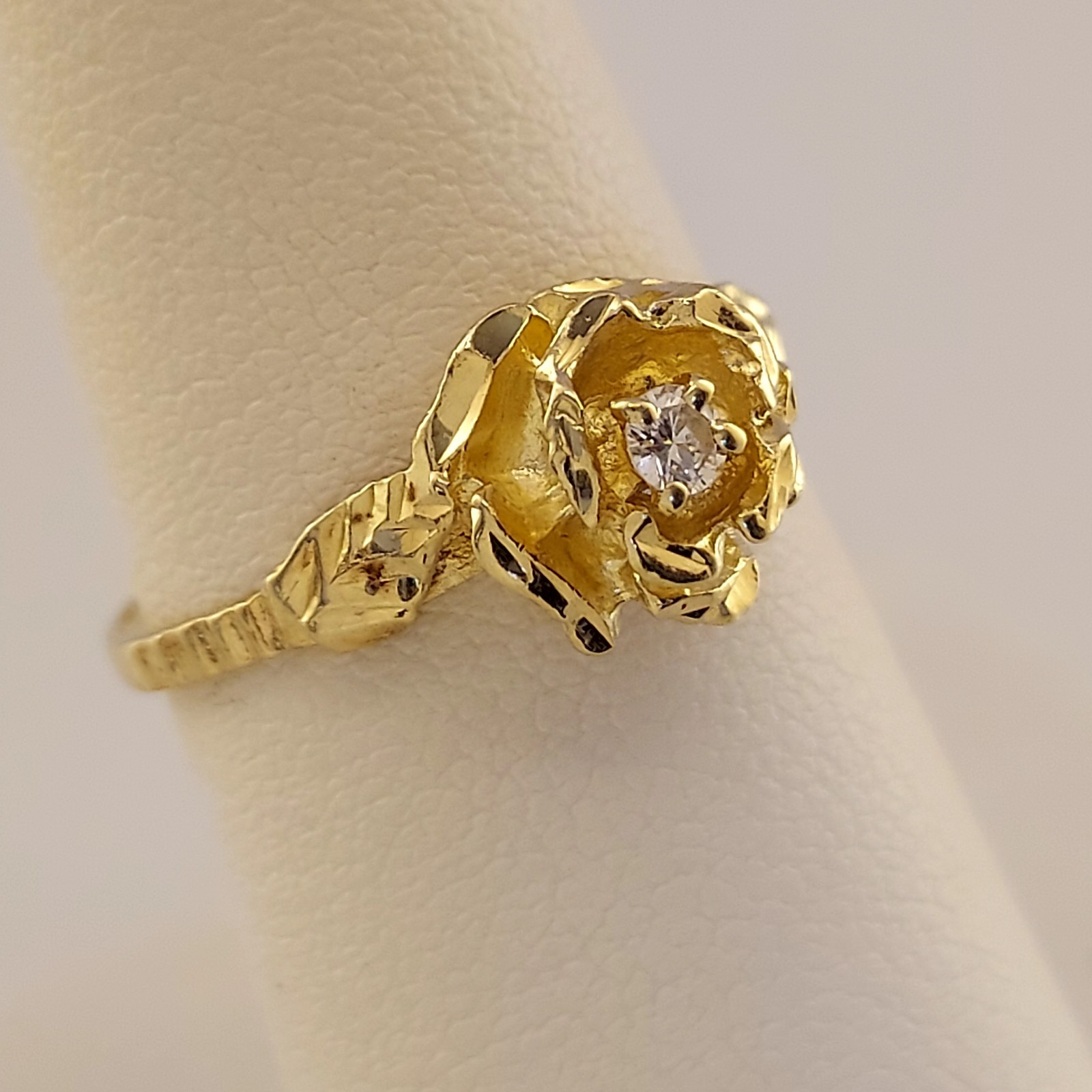 Vintage 14k Diamond Flower Ring. Size 7. Diamond 5 Points. Diamond Cut Detail.