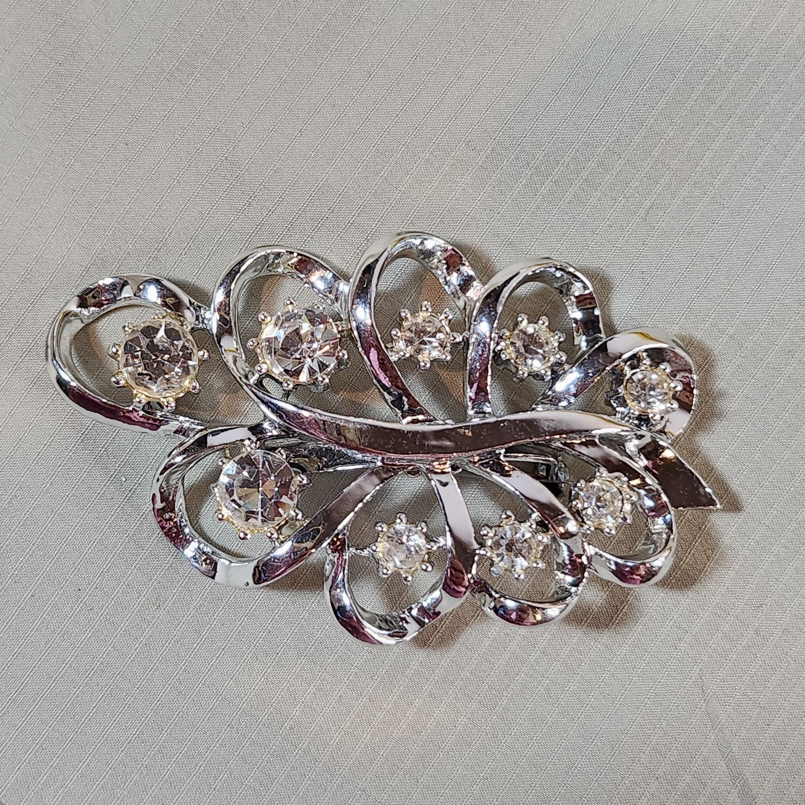 Vintage Elegant Leaf Brooch Pin Silver Tone Rhinestone Costume Jewelry