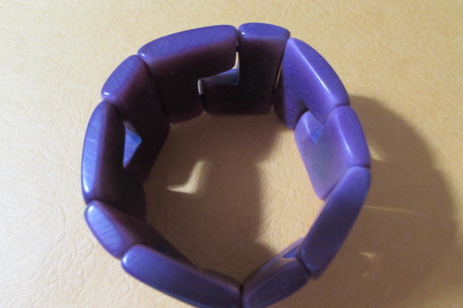 VINTAGE heavy plastic 1 1/2″ wide purple stretchy bracelet – about 3″ across