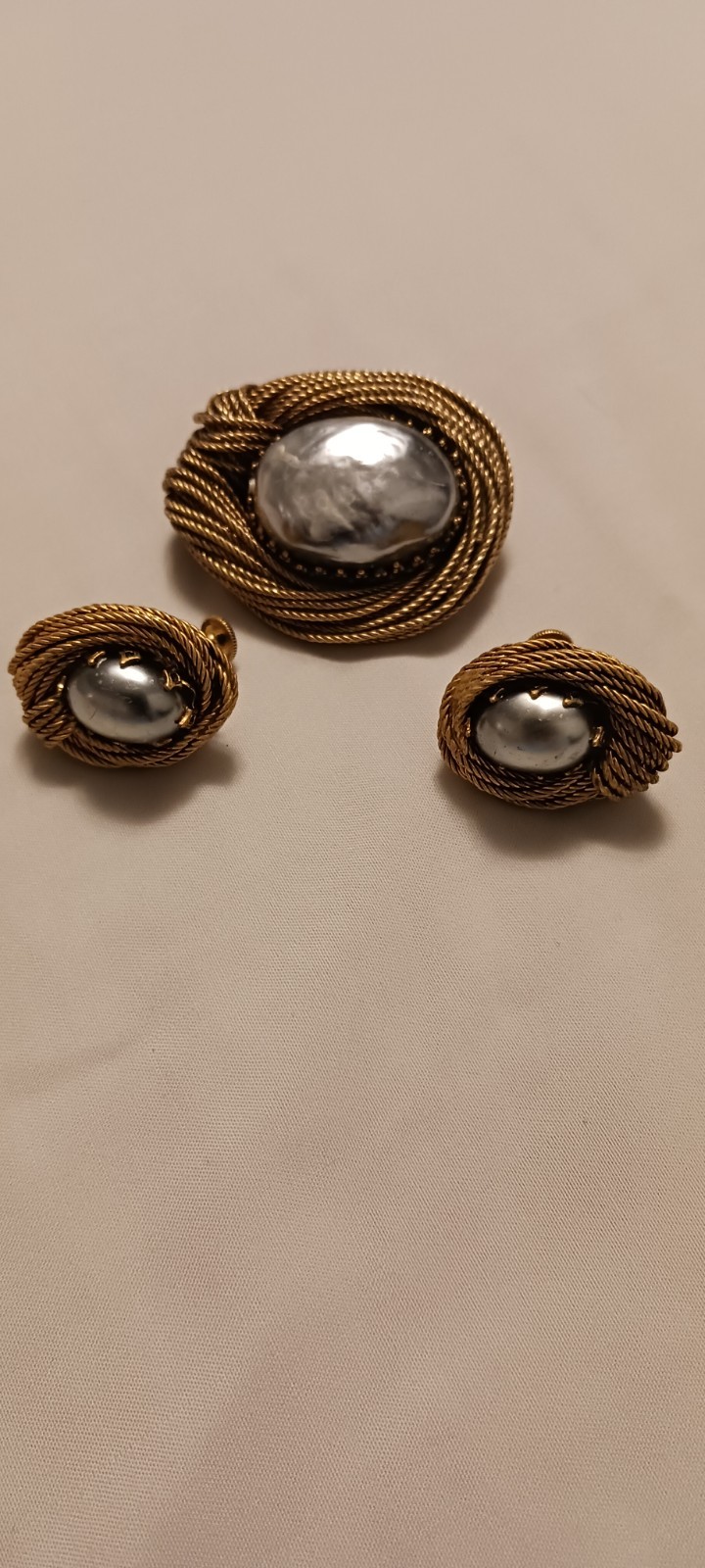 Vintage MABE Blue-Gray Pearl and Gold Tone Pin/Brooch And Earring Set