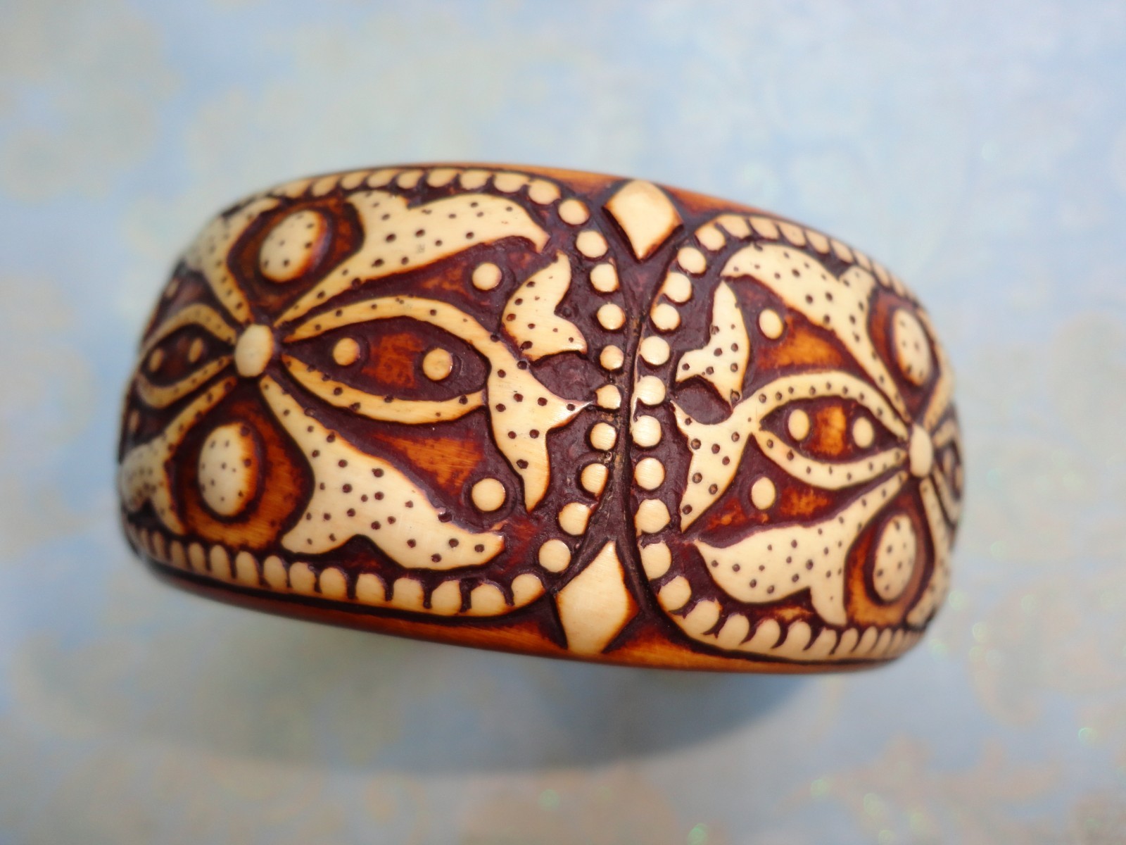 VTG ’70S ESTATE CHUNKY BROWN & CREAM CARVED LUCITE FAUX WOOD BANGLE BRACELET