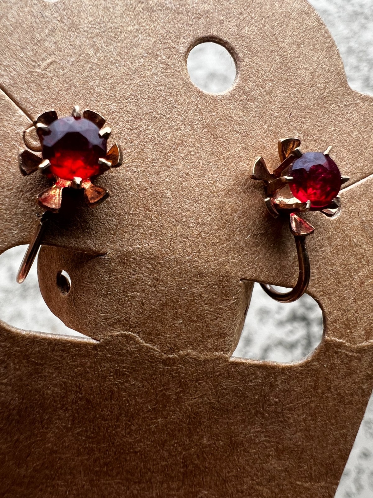 VTG BDA 10K Gold Screw Back Earrings Red Rhinestones 1.5 Grams