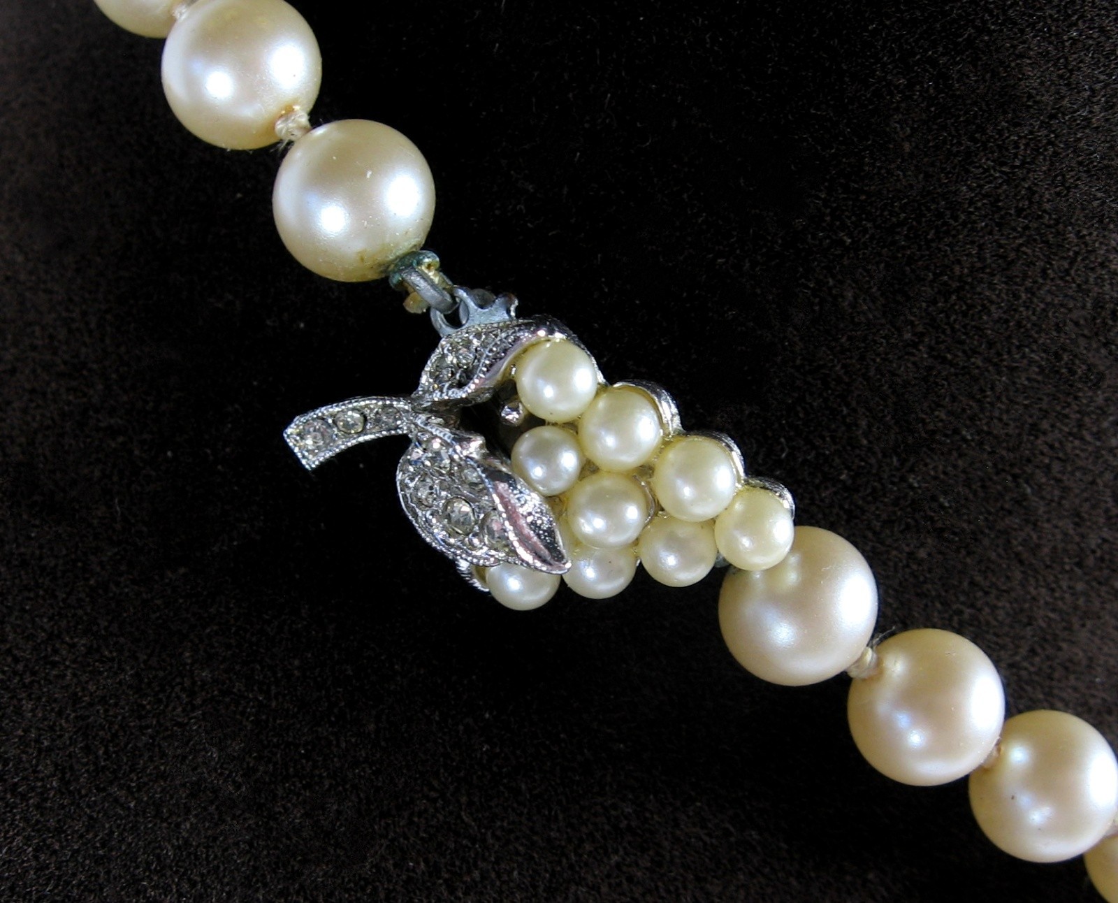 BUNCH OF GRAPES Clasp Vintage GLASS FAUX PEARL BEAD Necklace Beaded Choker 15″