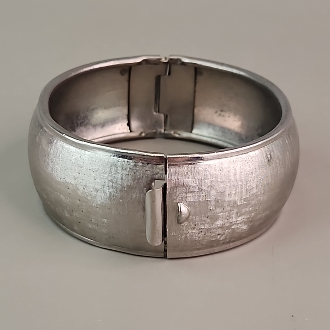 Vintage Hinged Bangle Bracelet Textured Silver Tone 22mm Wide 6.5″
