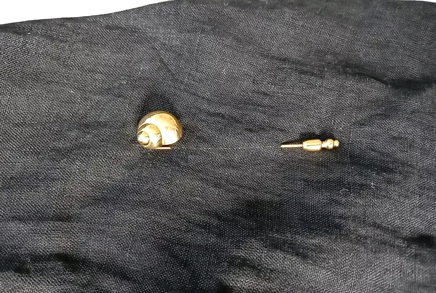 Vintage Crown Trifari Classic Figural Stick Pin, Sculptural Golden Sea Shell 3″
