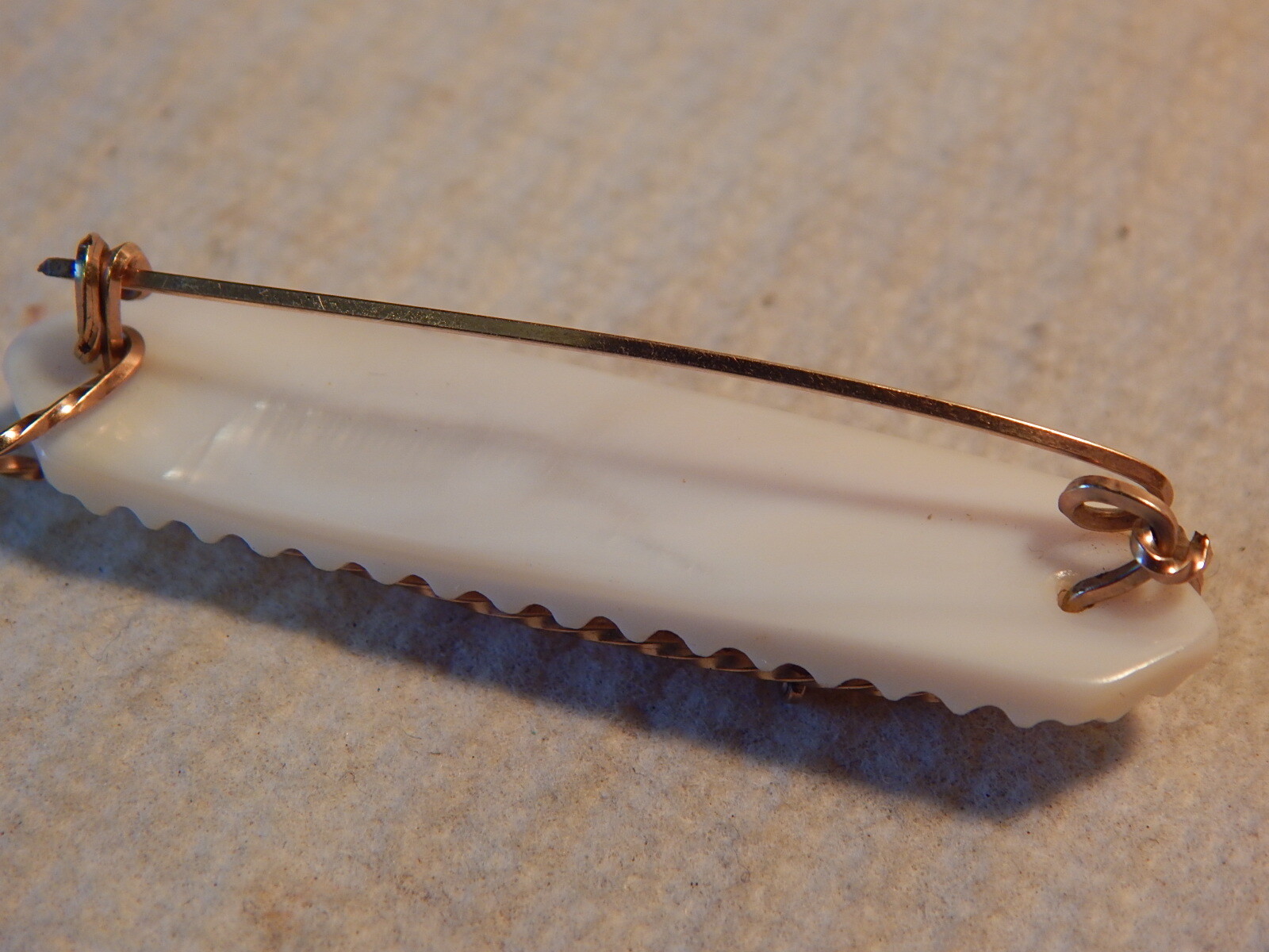 VTG 1930S TO 1950S ANNA GOLD TONE WIRE SCRIPT PIN BROOCH CARVED MOTHER OF PEARL