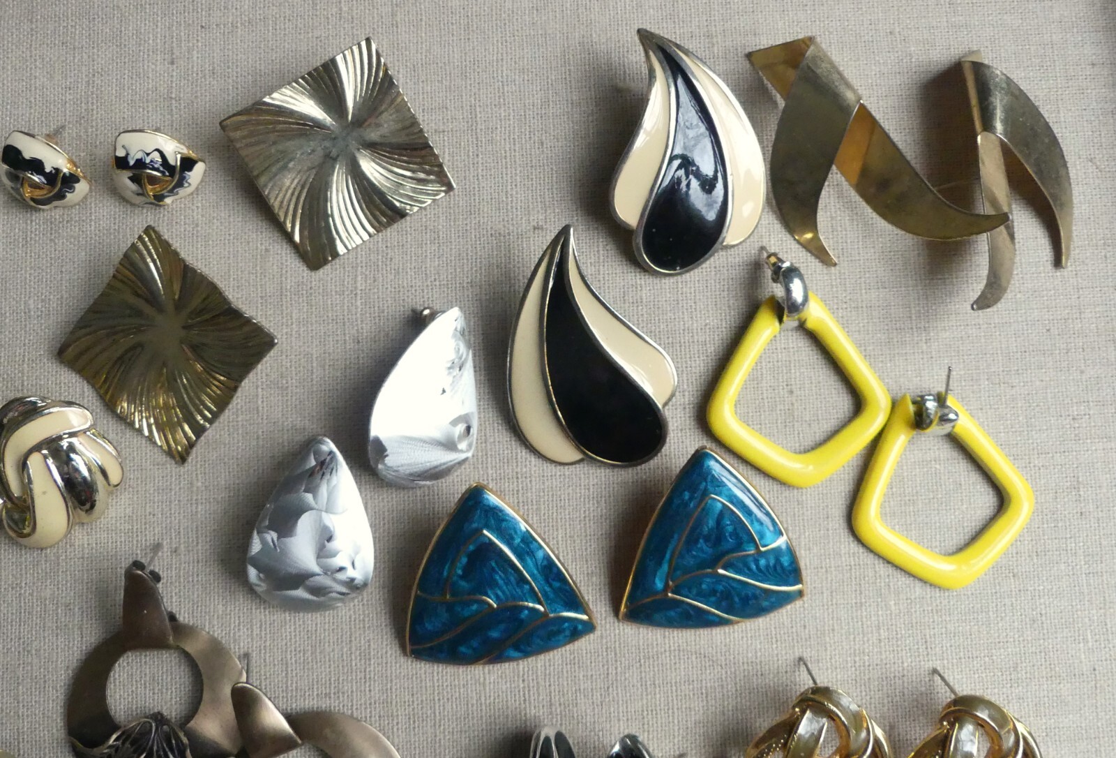 Vintage ’60s-’80s pierced earring lot 15 pairs enamel big bold fun boss lady