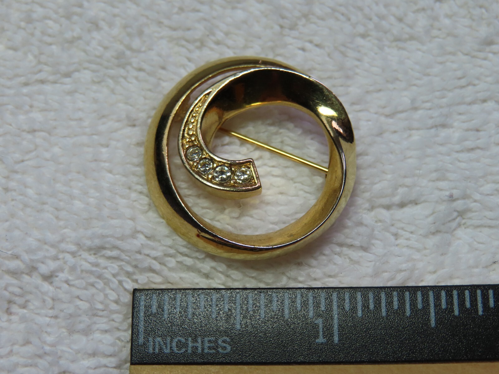 Vintage Gold Circle Swirl Ribbon Clear Rhinestone Brooch 1.15″