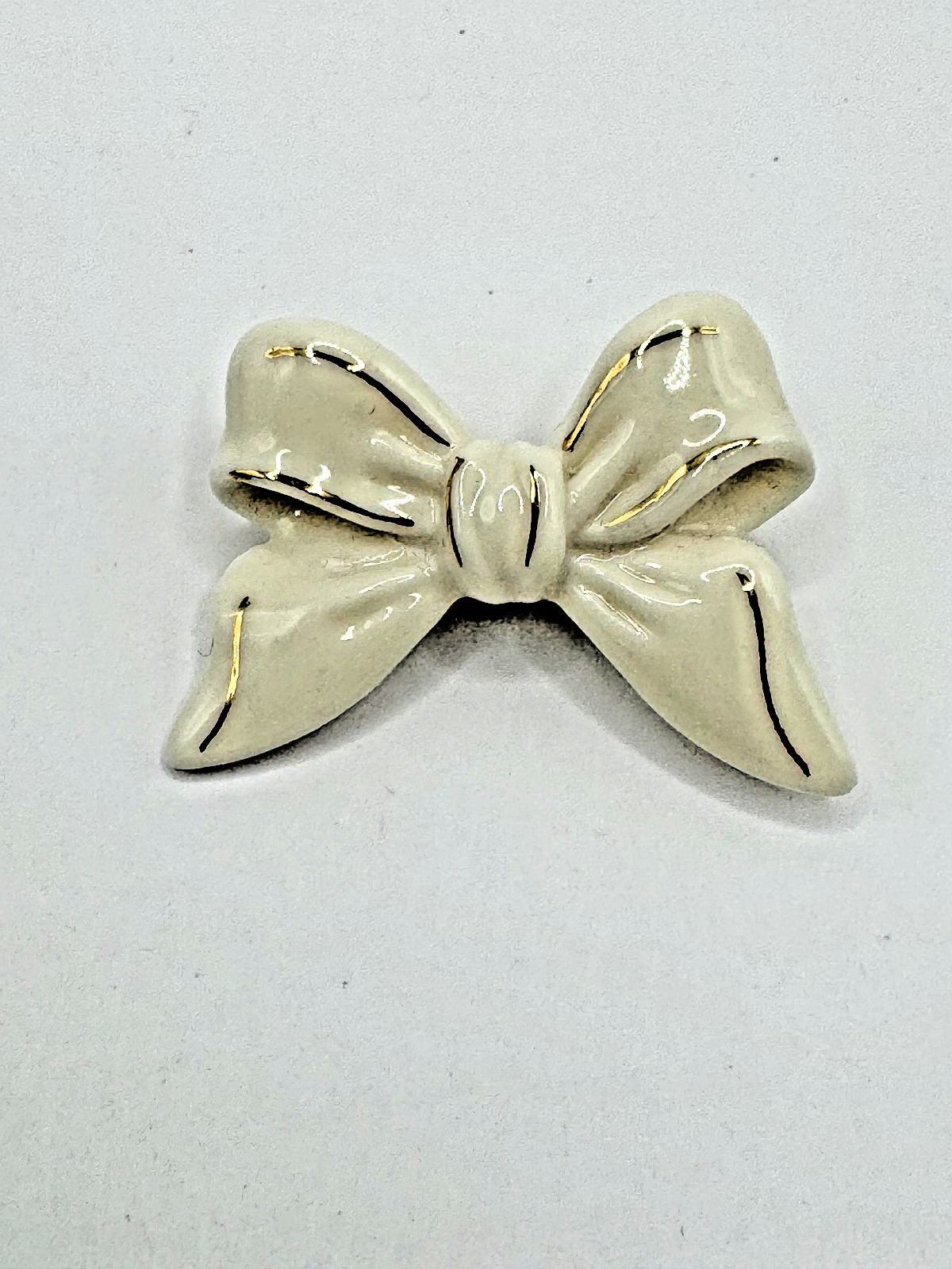 LENOX PORCELAIN BOW BROOCH PIN IVORY GOLD TRIM RIBBON CERAMIC JEWELRY LAPEL