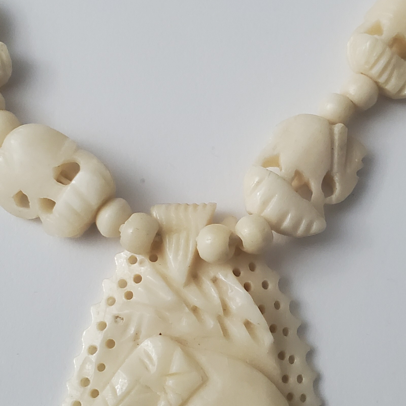 Vintage 19 3/4″ Faux Ivory Carved Celluloid/Plastic Elephant Pendant Necklace