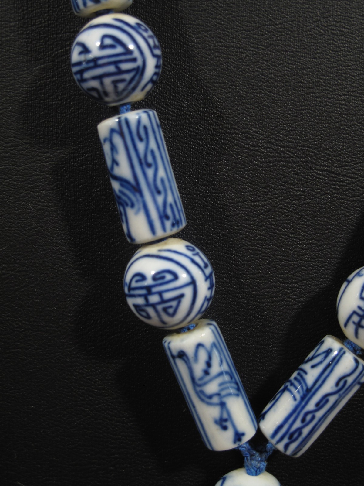 VTG Chinese Blue White Glass Porcelain Pendant Charm Bead Necklace 15″ 70g Asian