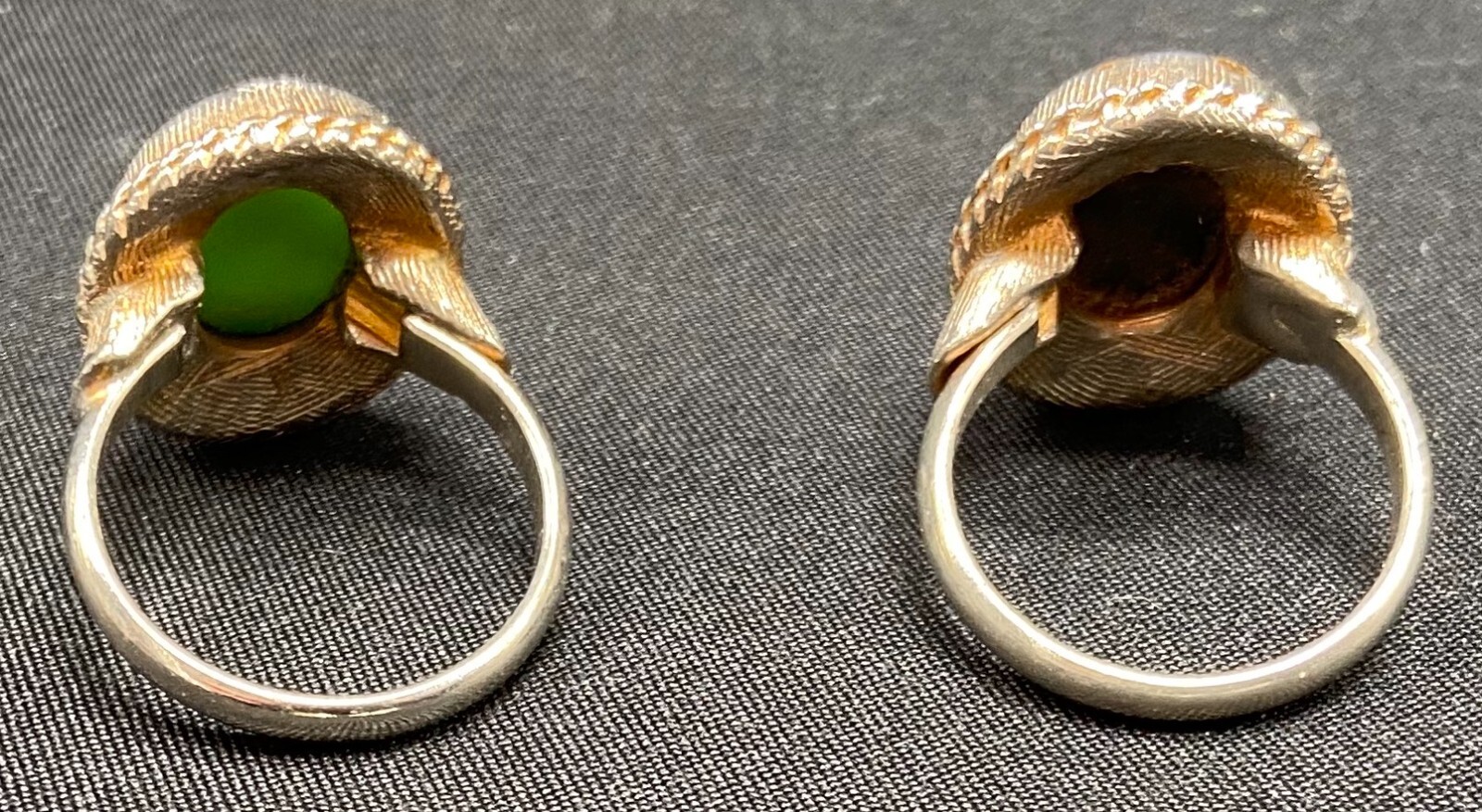 2 small silver-colored metallic rings depicting flowers – vintage collectibles
