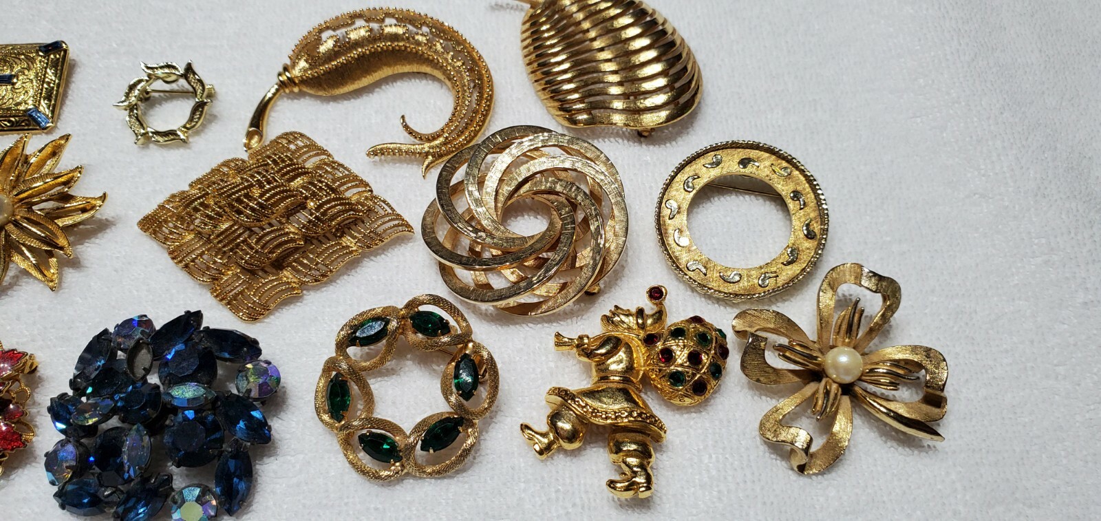 Assortment of vintage brooches 60’s – 80’s 