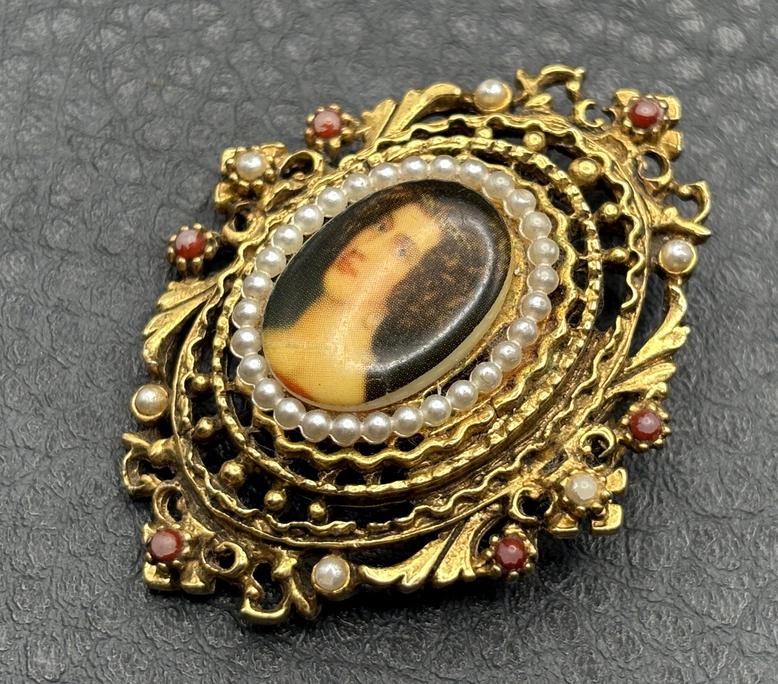 Vintage Signed ART Gold Tone Lady Cameo Brooch Portrait Pin Faux Seed Pearls