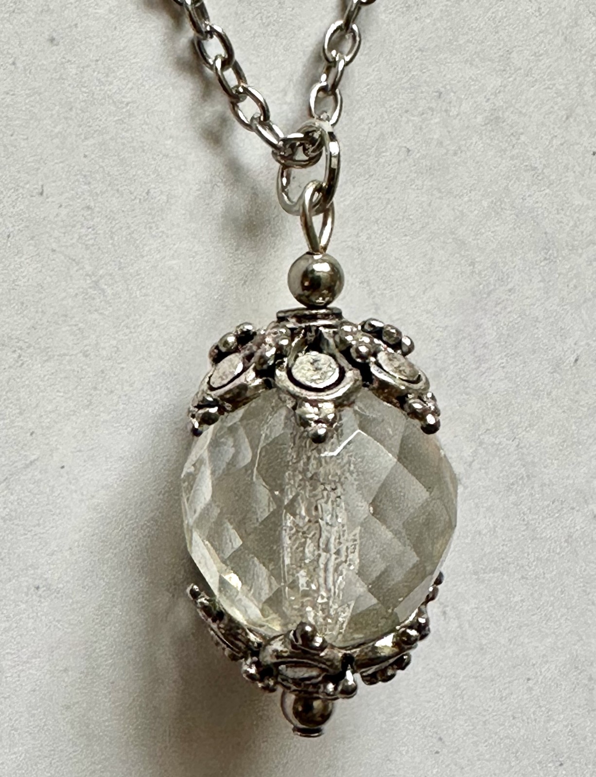 VINTGE GLASS FACETED W SILVER DECORATIVE BICONES PENDANT 1″ NECKLACE 20″