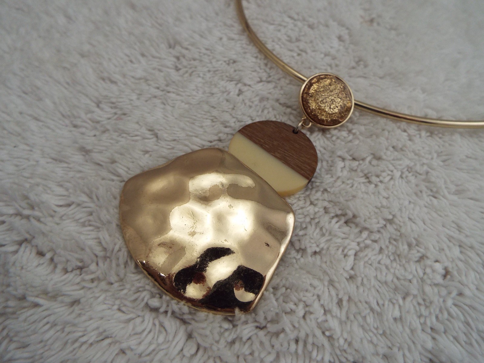 “C 1946 “Goldtone Hammered Pendant Collar Necklace (J48)
