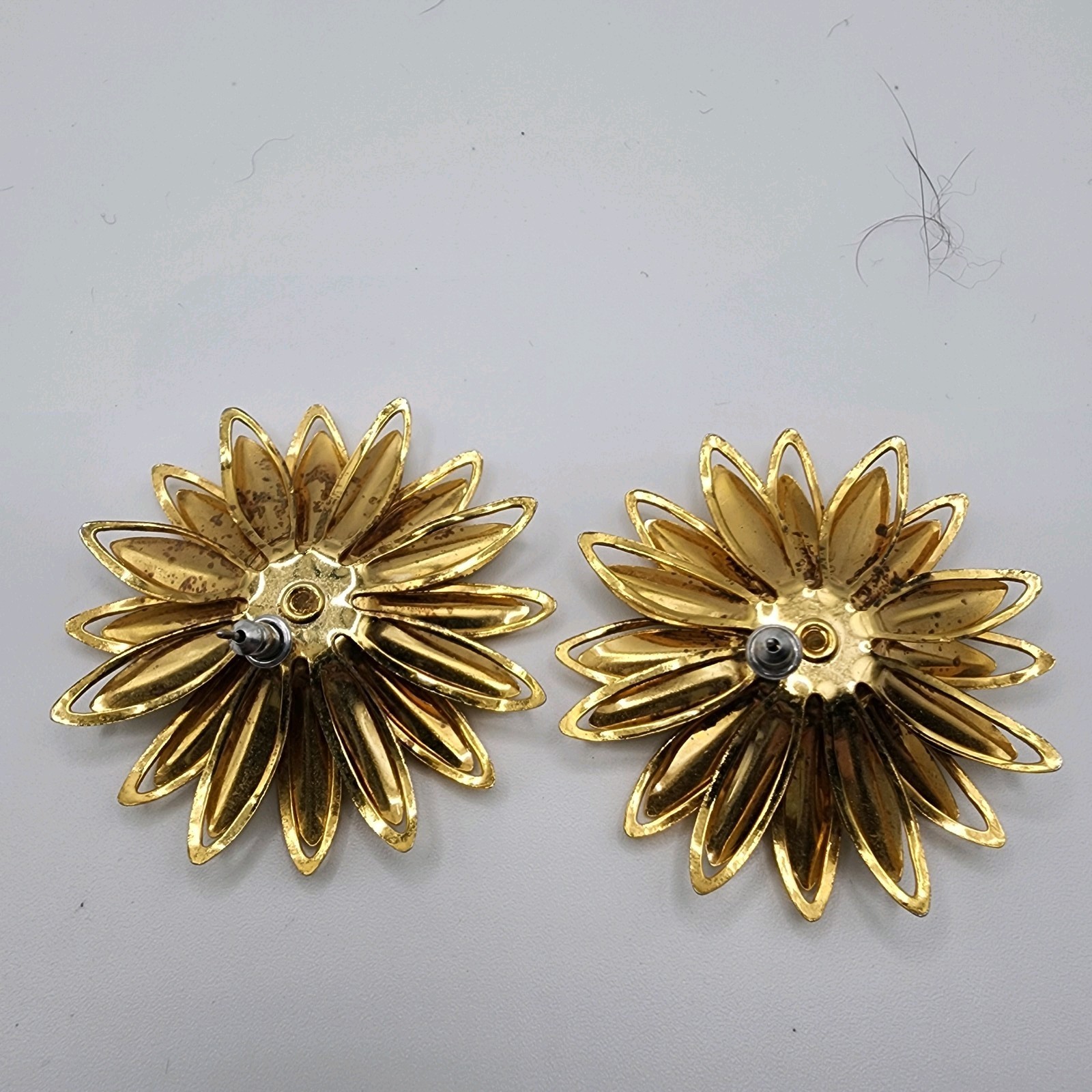 Vintage Daisy Flower Earrings Metal Gold Tone Cream Enamel Retro Stud Cute