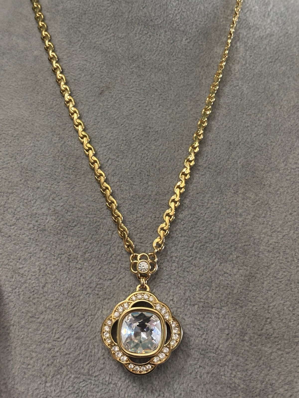 Vintage Swarovski Crystal Gold Tone Necklace and Pendant Chunky 19-21 Swan Mark
