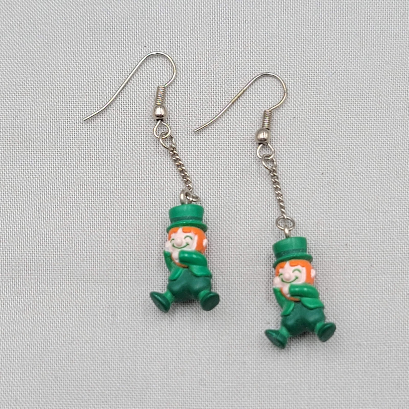 Vintage Hallmark Leprechaun Pierced Earrings Silver tone Chain Dangle 1.5″