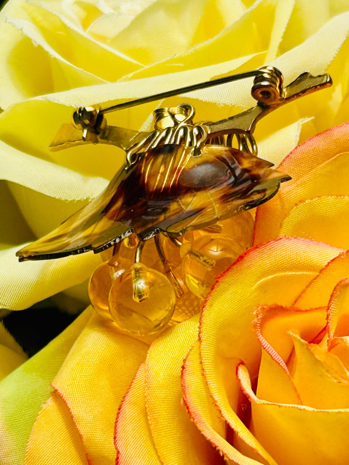 VTG GRAPE CLUSTER LUCITE BROOCH PIN *Apple Juice & Faux Tortoise Grapes Pendant*