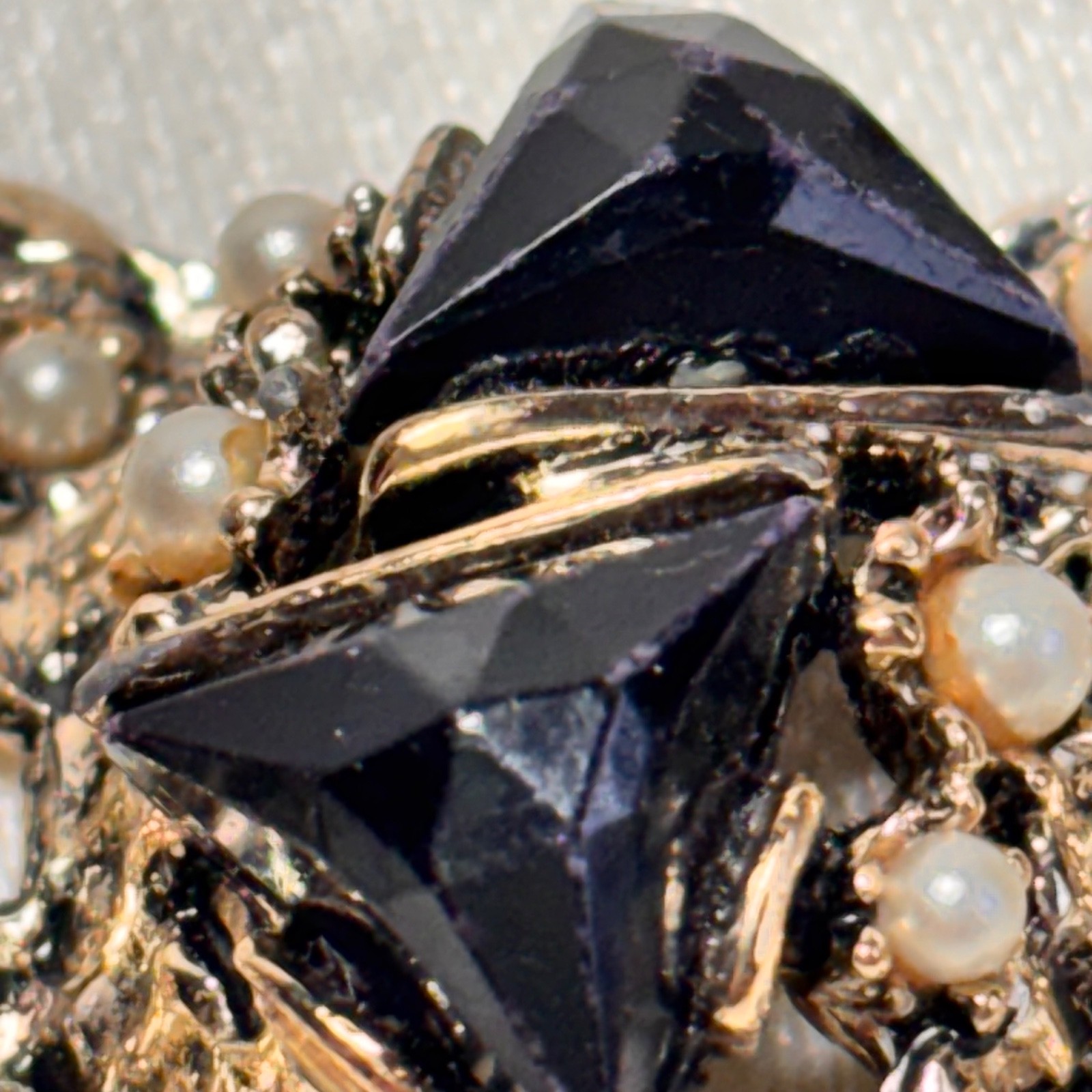 BRACELET black faux gem faux pearl silvertone metal link fold over clasp vintage