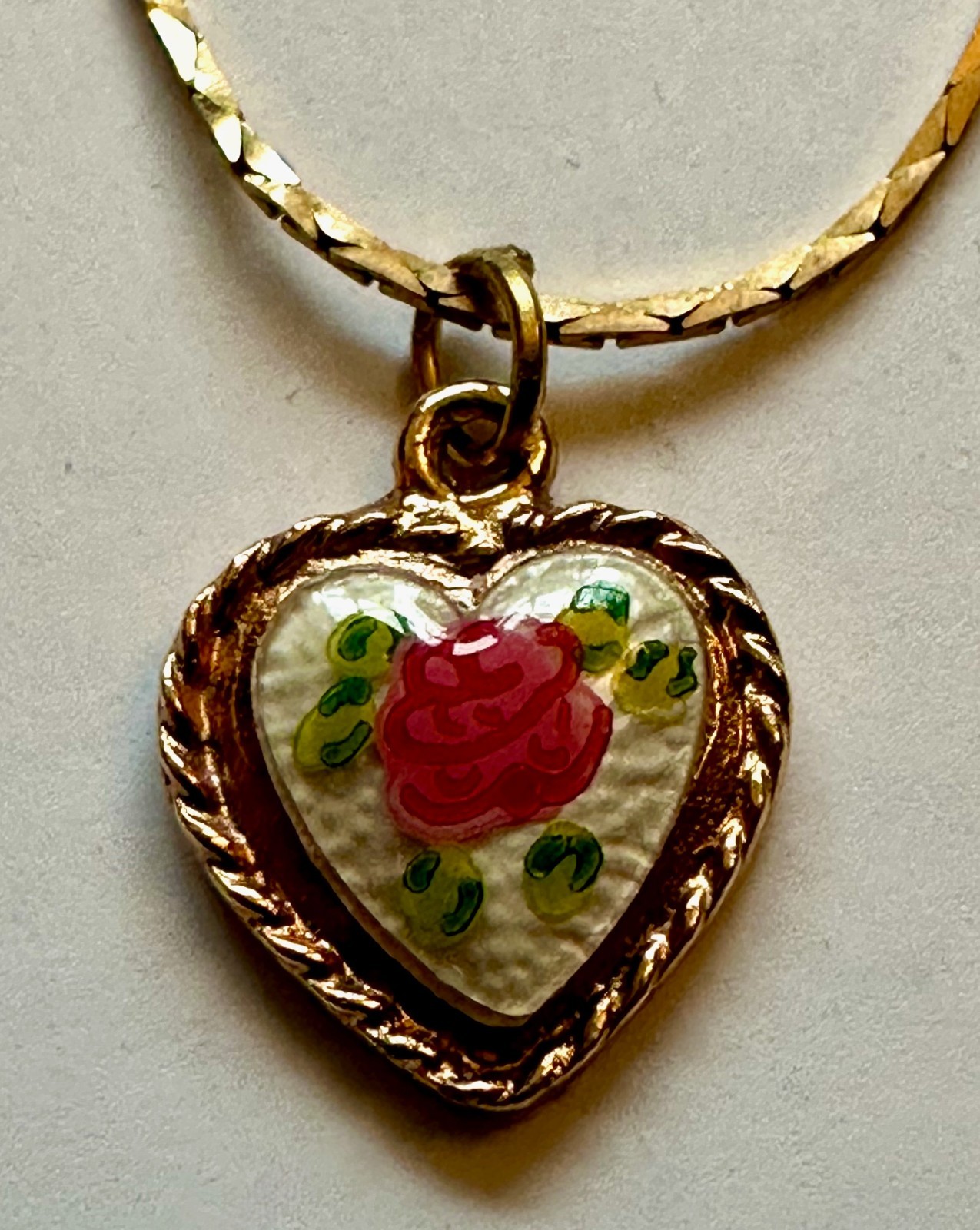VINTAGE HEART FLOWER ROSE CABACHON PENDANT 5/8 OF 1″ NECKLACE 18″ VTG BRASS