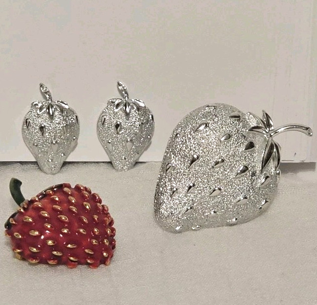 Strawberry Jewelry Lot-Silver Tone Sarah Coventry Set Brooch & Earrings Zentall